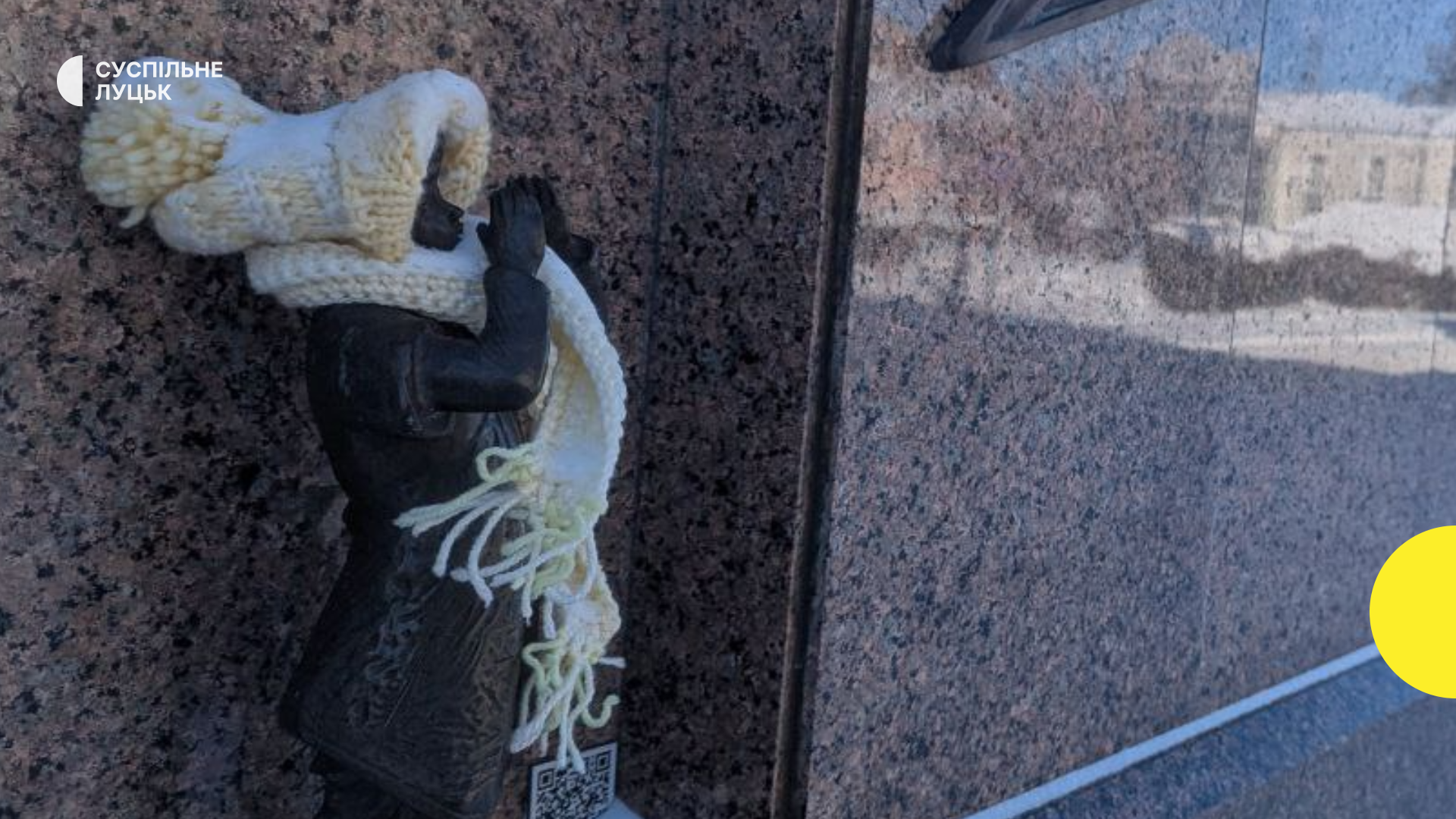 Лучанам холодно: Суспільне Луцьк про одягання кликунів у шапки та шарфи для протидії зимовим температурам