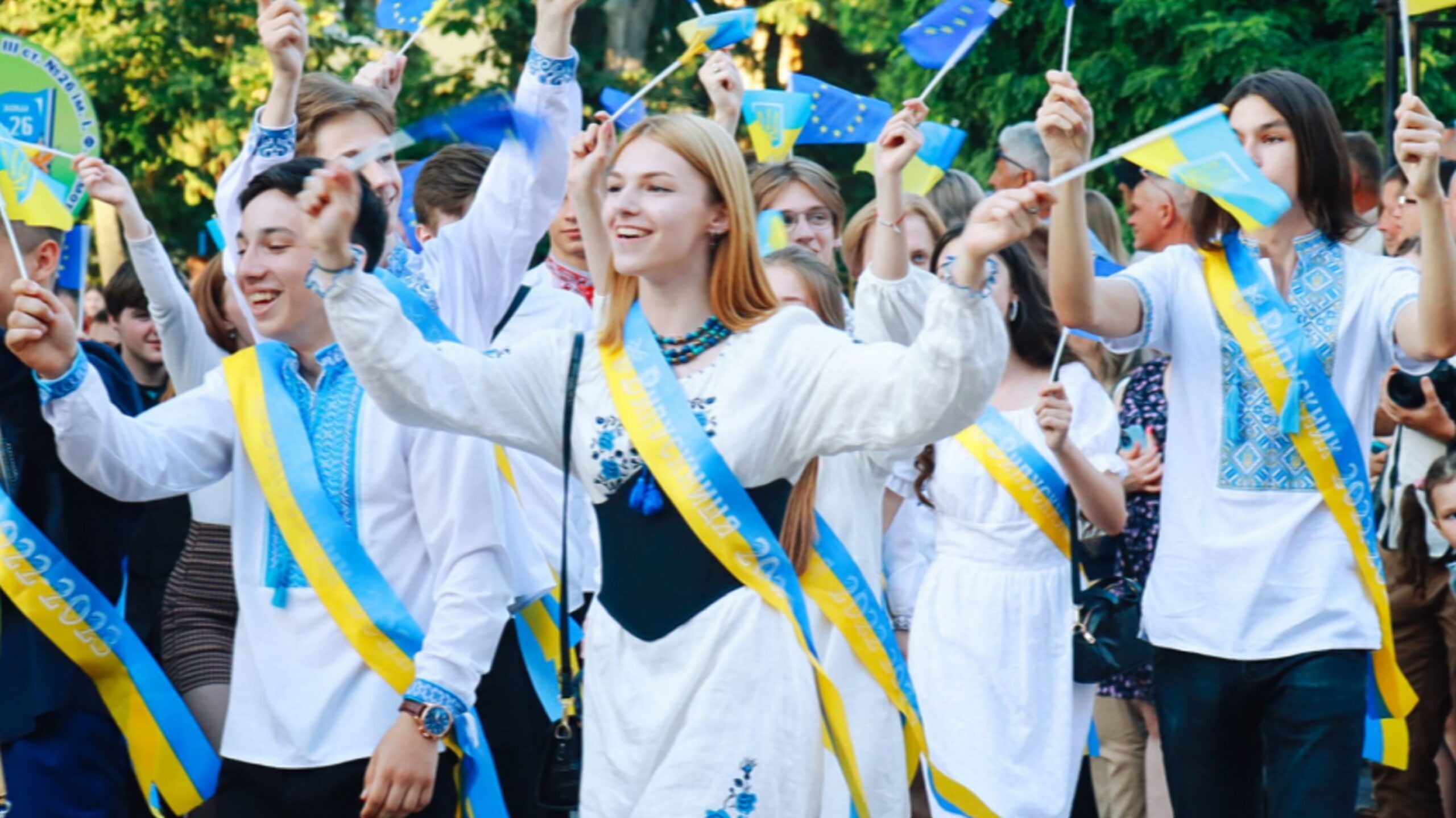 Від зірок до сліз: 8 незабутніх мелодій на випускний 2026 - серце стиснеться, душа заспіває