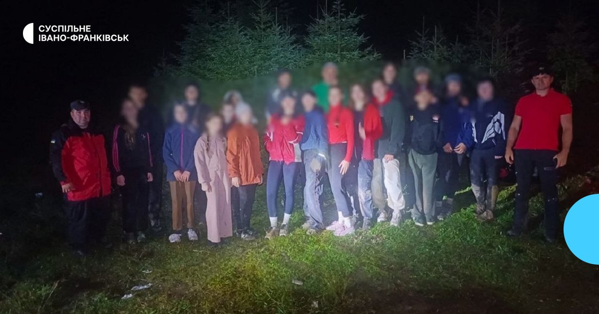Героїчне порятунок: Рятувальники евакуюють 33 туристів, включаючи 25 дітей, з Говерли в Карпатах